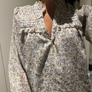 Volang blus - Neo noir blus med jätte fint mönster i nytt skick