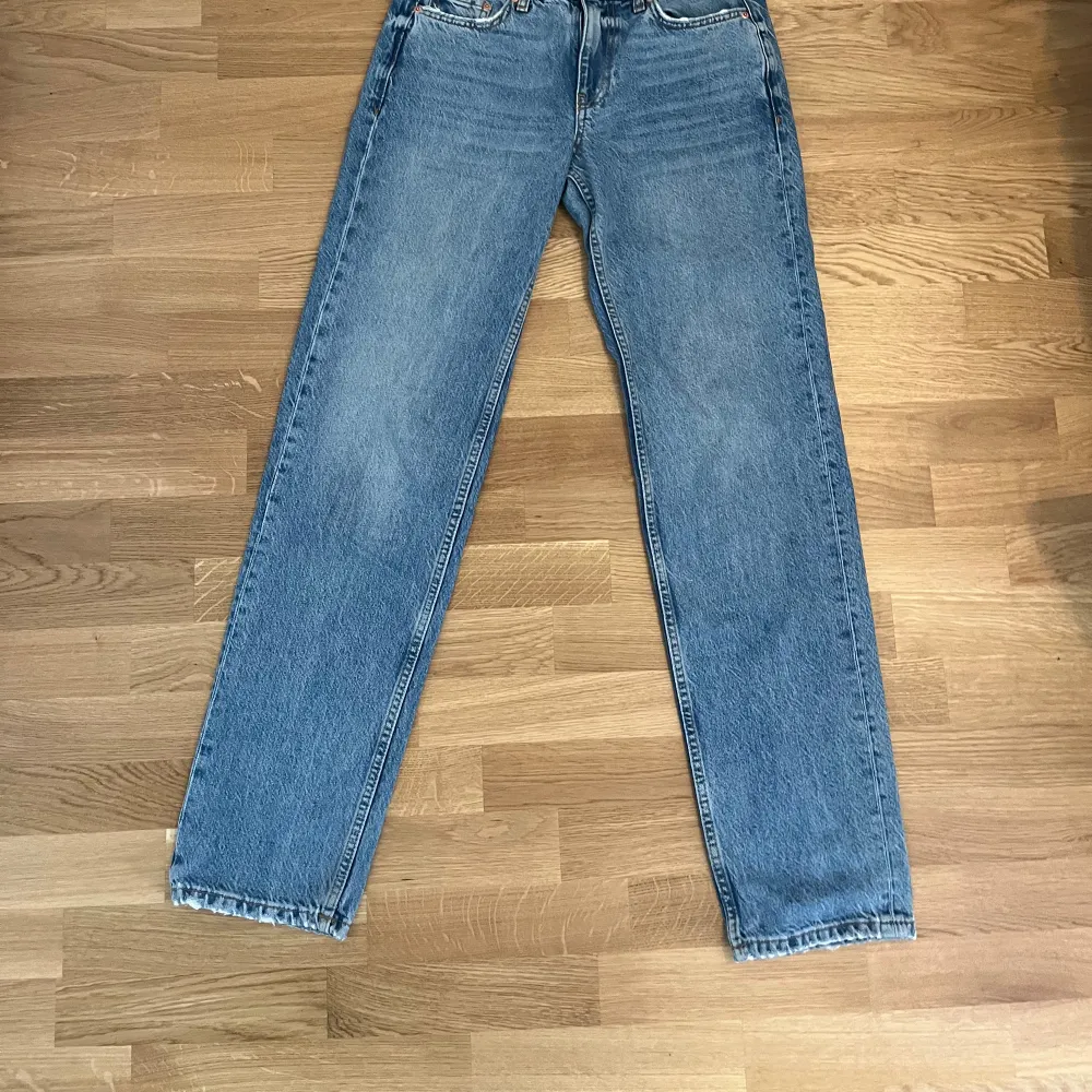 Jättefina lågmidjade jeans i storlek 32/xxs fem är använda men inget fel💕🤍. Jeans & Byxor.