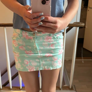 Mönster kjol - Fin kjol i jeansmaterial. Bra skick men kan finnas lite små defekter (se bild 4). Midjemått: går att spänna åt i midjan. Storlek: 11-12y passar mig som är 168. Säljer pg av: används ej.