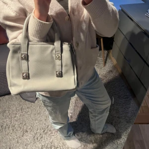 Handväska  - Grå handväska med silver nitar