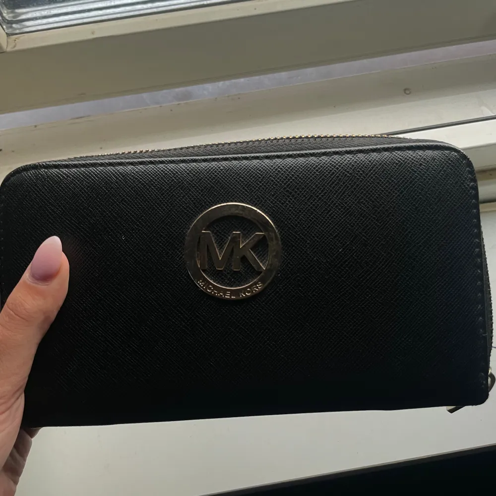 Säljer denna Michel korse plånbok eftersom att den inte kommer till användning längre 🩷. Övrigt.