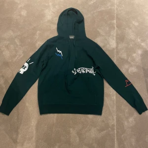 Zadig hoodie - Hej! Hjälper nu min tjej att sälja denna Zadig hoodien i i toppskick storlek S   men skulle säga att den är XS på grabbar. Materialet är kasmir och hoodien är unisex vid frågor oxh funderingar är de bara att höra av sig👍