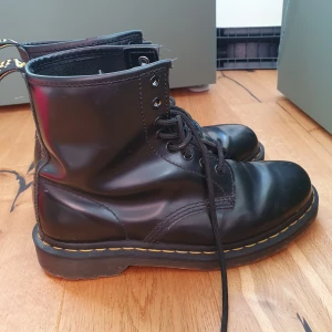 Dr martens  - Storlek 41, men lite små i storleken (jag brukar ha 40), mycket bra skick då de bara är använder några få gånger 