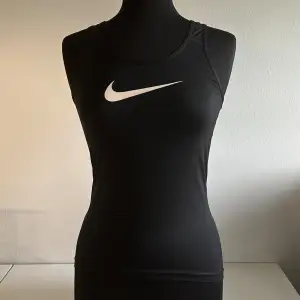 Supersnyggt Nike-linne i storlek S🖤Använd en gång, i perfekt skick! Köpare står för frakt🤗