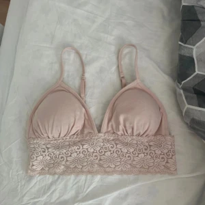Rosa bh - En rosa mjuk söt bh med spets