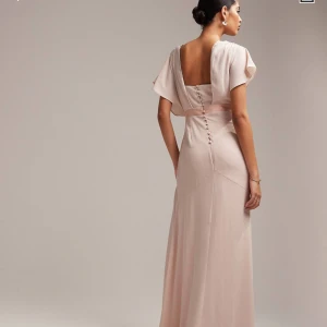 ASOS brudtärneklänning - Säljer denna även i storlek 36. Helt oanvänd med lapparna kvar, säljer endast då jag glömde returnera i tid! Nypris 1026. Perfekt till bal/bröllop/event! Finns även i stl 34 (kolla tidigare annons) 
