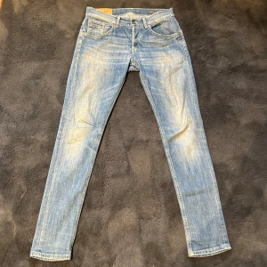 Dondup jeans 32 - Säljer dessa snygga dondups som är perfekta till sommarn med en lite ljusare färg! Storleken är 32! Skicket är fint! Hör av dig vid frågor!