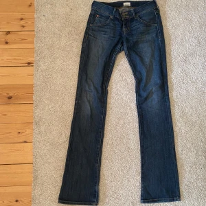 Jeans - Fina jeans i storlek 26/S! Inga defekter. Orginalpris: runt 2000kr. Skriv privat för mer information.