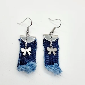 Handgjorda örhängen  - Handgjorda örhängen●Följ :@ekjewelryofficial🤲 ● 💎Material- zinklegeringar, textil ●Örhängeskrokar -rostfritt stål. Nickel fri. Längd -6cm.  Köp för  40kr/paret