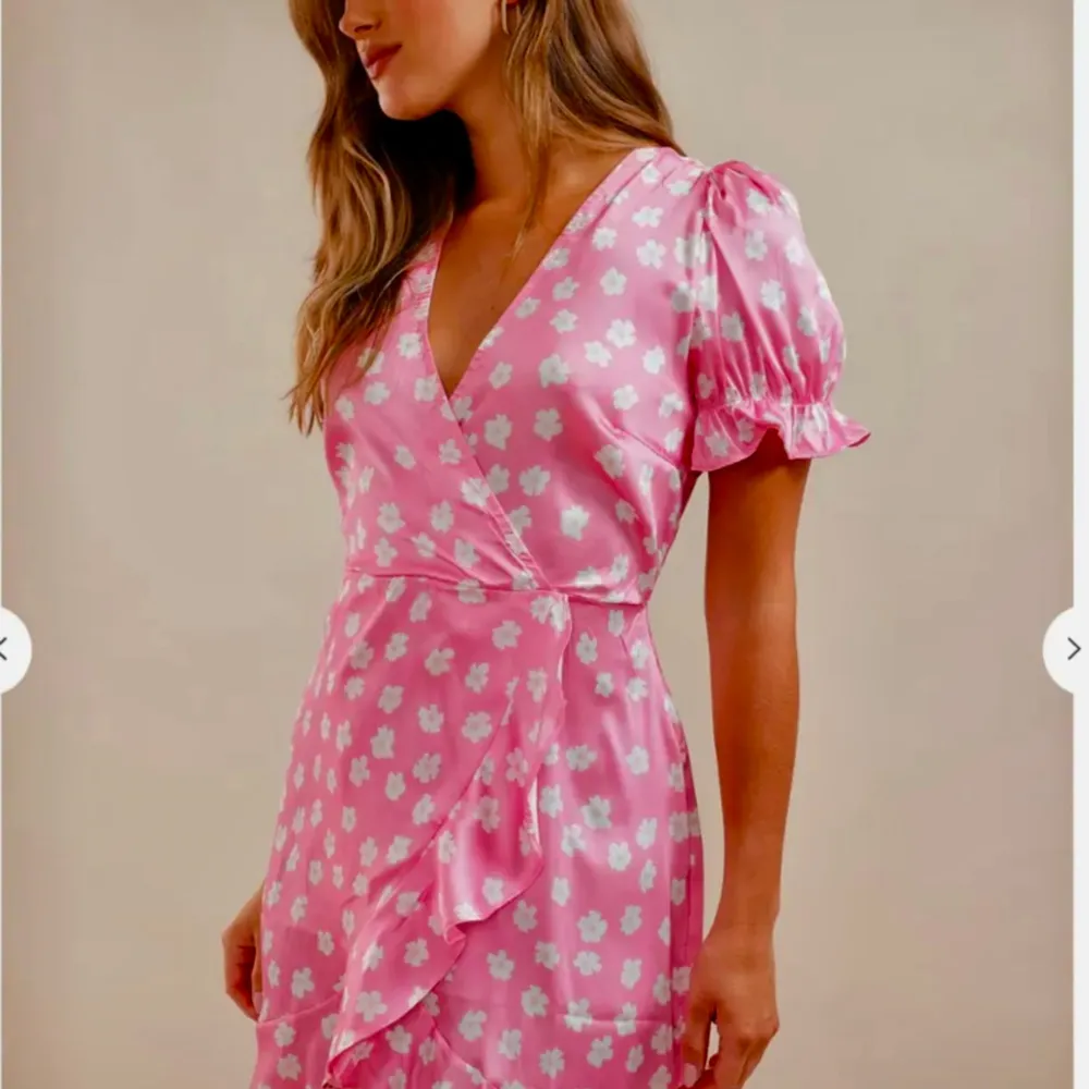 Säljer denna klänning från Qhiquelle, använd en gång 🩵 köpt för 800. Klänningar.