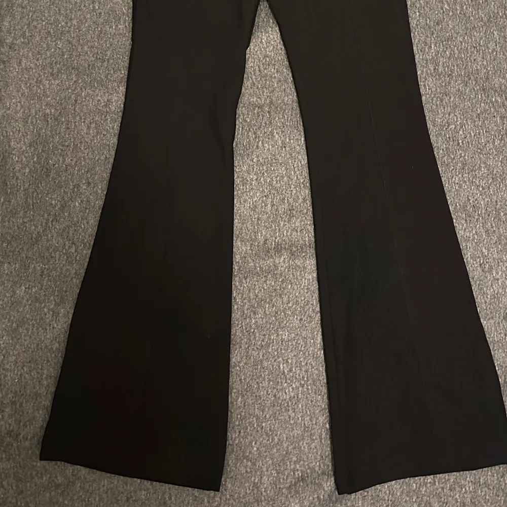 Helt nya kostymbyxor med lite flare leg och en söm som fin extra detalj. Detalj ficka på baksidan (ej riktig ficka) (Oanvända) Innreben: 77cm Ytterberg: 105. Farkut & Housut.