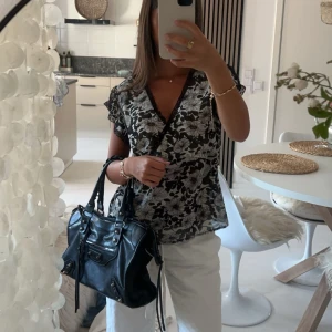 Mönstrad blus med spets detaljer - Säljer denna fina blus med spetsdetaljer från stockh lm⚡️🌸🤍