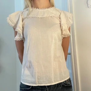 Söt blus - Ljusrosa blus med volanger. Storlek m, sitter såhär på mig som oftast har 36/s. 250kr💖