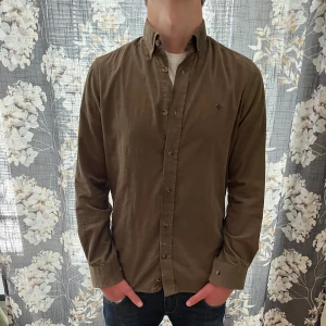 Morris skjorta - Tja! Säljer nu denna sjukt snygga Morris skjorta i ett material som är lite likt Manchester i storlek XS. Skicket är 8/10, inga tydliga deffekter. Nypriset ligger på 1499 kr. Vid fler frågor/bilder är det bara att skriva!