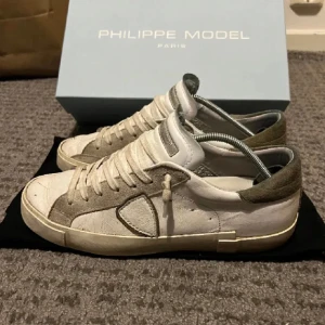 Philippe model skor  - Använda Philippe model skor i skick 6-7/10, eftersom lite skador och att de är cresade, därför det låga priset. Storlek 42. Box och dustbag följer med, men boxen är lite trasig. Nypris 3600, mitt pris 1500. Skriv för mer bilder