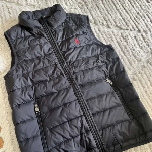 Ralph lauren Vest  - Säljer min bror ralphlauren Vest han köpte den på Plick. Men den passade inte. 8/10 i skick allt ser bra ut och Inge fel! Tveka inte på att höra av dig för fler frågor mvh Algot. 