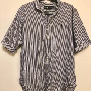 Ralph lauren tshirt skjorta - En jättefin mörkblå randig skjorta som har sytts om till en T-shirt i stlk M för man men passar båda könen. 