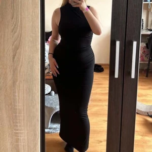 Svart klänning - Säljer min jättefina figursydda svarta maxiklänning med lite hög krage.  Pris kan diskuteras. Skriv privat för mer info och bilder.