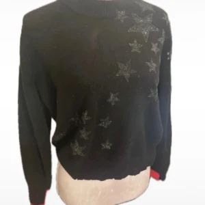 Zadig & Voltaire tröja m stjärnor  - Zadig & Voltaire Svart tröja med stjärnor samt röd detalj vid ärmarna. OBS det finns ett litet håll vid sidan av tröjan men den går lätt att sy ihop. (skriv för mer bilder)