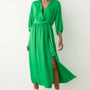 Klänning Zara - En fin grön klänning från zara som tyvärr inte har kommit till användning. Nypris 699 kr. 