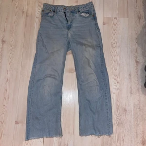 Ljusblå jeans  - Ljusblå jeans från 157. Säljer dessa då de inte längre används :) 