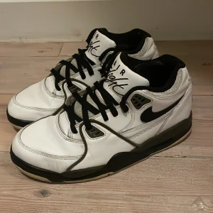 Snygga Nike air flight skor! - Ett par väldigt snygga Nike air flight skor i bra kondition.  Storlek us7/eu 40 Skorna har använts sparsamt och bra kondition. Köpta från junkyard. Nypris ca 1300. Tyvärr ingen låda. Priset är ej hugget i stenen. Hör av er vid minsta fundering!