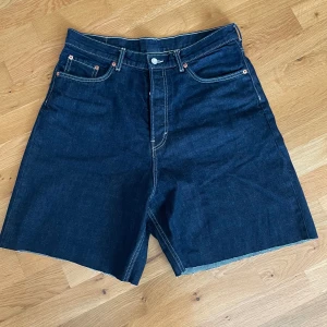 Shorts  - Ett par jeans jag har klippt om till shorts. Bra kvalitet, sköna.