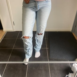 Zara jeans - Jättesnygga slutsålda Zara jeans med hål. Strl 36 och perfekt i längd för mig som är ca 160 cm. Använda med inga tecken på slitage. 