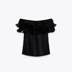 Zara silkes off shoulder top/blus - Säljer denna jätte fina silkes/satin toppen ifrån zara med volang detaljer i storlek xs men kan nog även passa s.   Aldrig använd, prislapp kvar.  Tryck inte på köp nu!! 