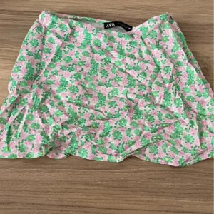 Blommig kjol - SÖTASTE kjolen skit snygg på sommaren!💟