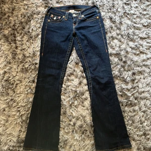 True religon jeans  - Säljer dessa jeans som är bootcut då dom aldrig kommer till användning. Köpta på Plick sen innan. Det finns inga defekter och dom är sparsamt använda. Klicka gärna på köp nu!