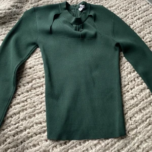 Topp med cut-out! - Säljer denna populära gröna topp från zara! Endast använd ett fåtal gånger. Priset går att diskuteras!! 🩷