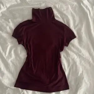 Fin vinröd polotröja/T-shirt i mjukt material❣️Säljer då den inte kommer till användning!! Storlek XS🩷