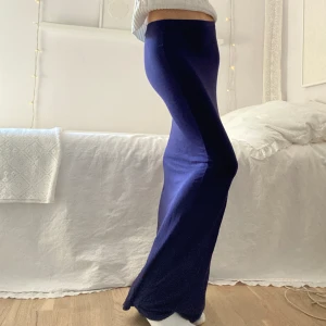 Lågmidjad långkjol - En lågmidjad långkjol. Nästan aldrig använd.🤍🤍