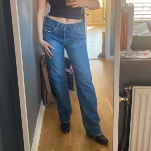 Levis jeans - Levis jeans som är såååå snygga men lite för långa för mig tyvärr. Jag brukar ha storlek 26/28 i jeans (och dessa passade perfekt på mig i midjan) och är 165cm 💗