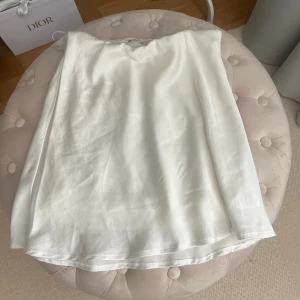 Siden kjol -  Kjol från Gina tricot💕 Jättefin men kommer inte till användning för min del. Använd fåtal gånger så den är i princip i nyskick💫 Slits på sidan och materialet påminner om silke😍 Säljer för 90kr + frakt