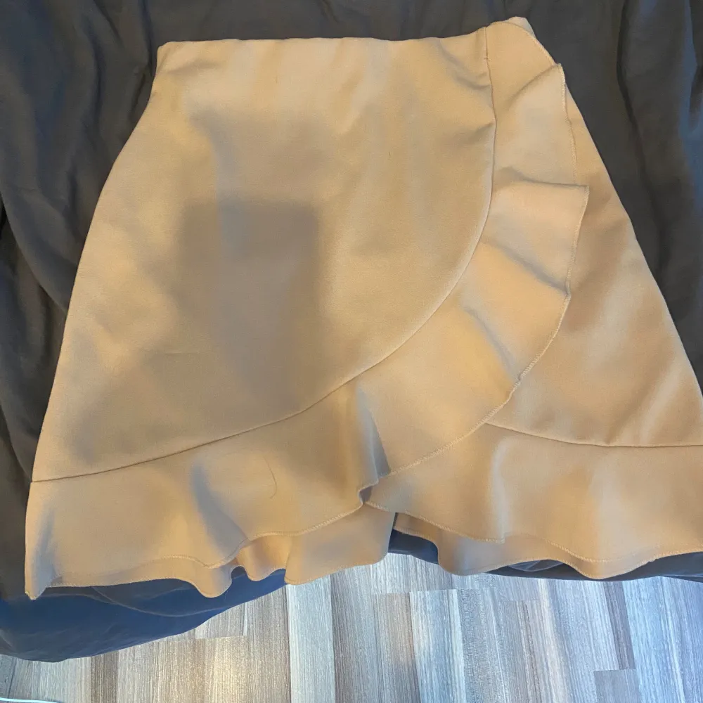 Säljer min älskade nlyone kjol då jag inte andvänder och även knappt använt den😘 Den är i väldigt bra skick då jag knappt använt den. Den är i storlek xs och i ljusrosa/beige färg🩷🤍 Skriv om ni är intresserade eller har några frågor❤️. Kjolar.