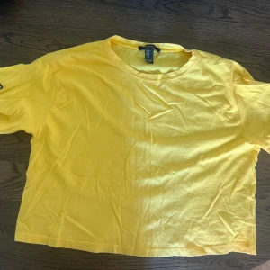 Croptop från Forever 21 - Använt skick men fortfarande fin enbart texten som är lite urtvättad