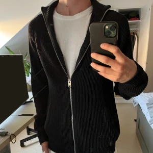 Jack&jones Zip tröja  - En väldigt snygg zip hoddie som passar till allt, har bara bärt den 1 gång och har nästan helt ny  Ny pris 600  Mitt pris 300  