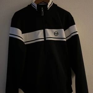 Sergio tacchini track top  - Bara använd några gånger. Bra skick 