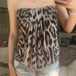 Leopard topp  - Så söt leopard topp utan band, storlek xs men passar även s och kanske en M då den är stretchig  eftersom den har resår. Köp sker via köp nu, jag postar inom 24h. Kvar tills markerad såld