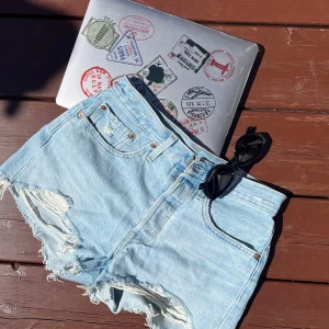 Jeans Shorts - Ljus blå shorts, Zalando nypris 639kr. Knappt använda. Perfekt för vardagliga användning, har tröttnat på den och därför vill sälja vidare den. Prisen går att diskutera🌸