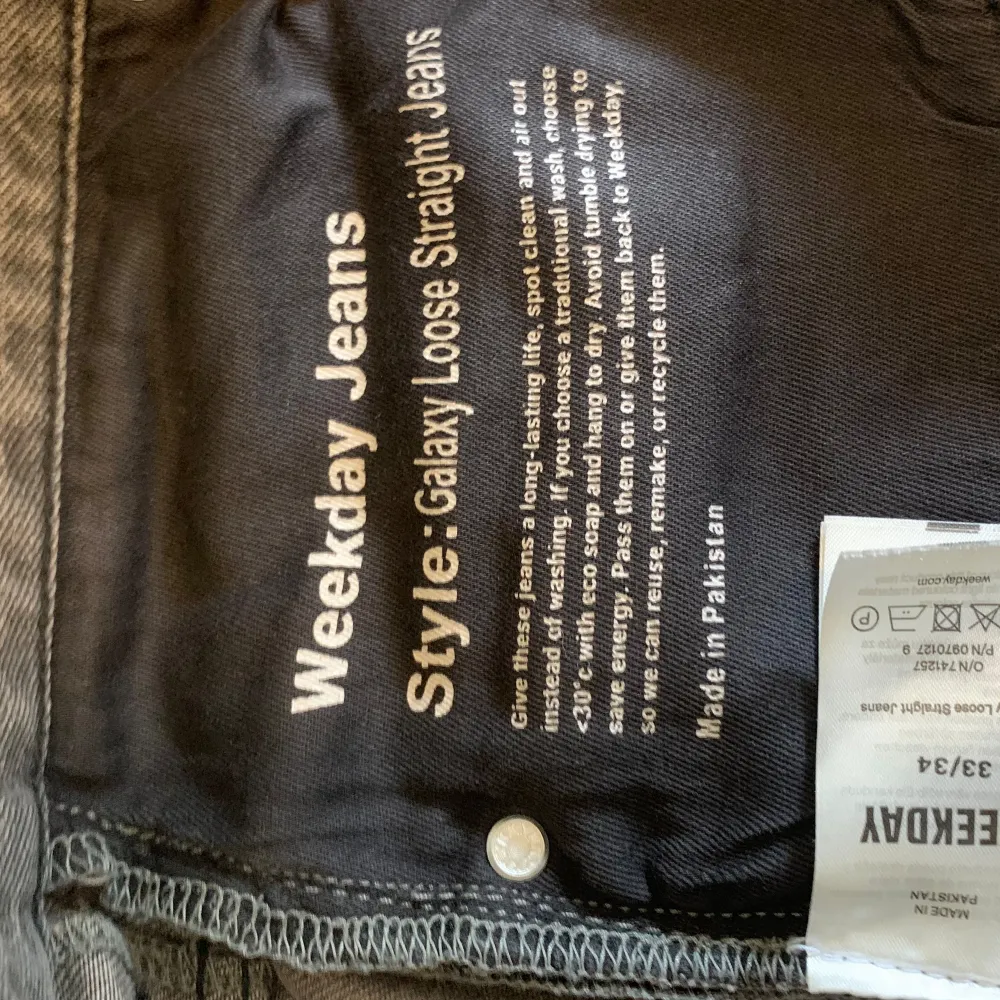 Gråa galaxy loose straight jeans, använda ett fåtal gånger, väldigt bra skick och inga defekter. Säljer då jag inte använder byxorna.. Farkut & Housut.