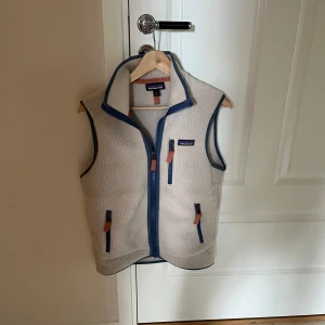 Patagonien fleece väst  - En riktigt fet fleece väst i storleken xs  Skick 9/10 köptes i vintras inte använd för många gånger  Passar dig runt 170-178 Ny pris 1400