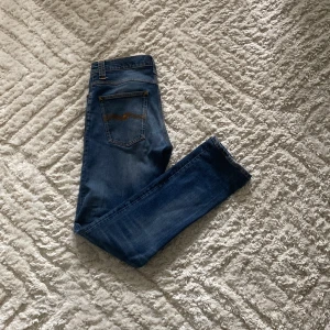Nudie grim tim - Säljer dessa Nudie jeans med modellen -Grim tim-. Inga tecken på användning |skick=9 av 10|. Priset går såklart att diskutera vid snabbt köp!🧛‍♂️
