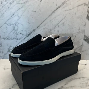 Summer loafers - Hej! Säljer nu mina loafers från Massimo Dutti i storlek 44, de är nästan helt oanvända då de var lite för stora för mig, därför säljer jag dom nu.   Bara att höra av er vid fundering. Marinblå 