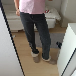 Gråa jeans - Säljer dessa coola jeansen som är i mycket bra skick men börjar bli för små för mig som är 163, men de funkar fortfarande💕 