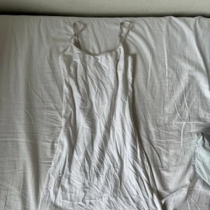 Vit klänning  - Supersöt klänning, perfekt nu till sommaren💕 Den är tajt och formar sig därefter efter kroppen. Det är bara att skriva för fler bilder eller om ni har några funderingar❤️