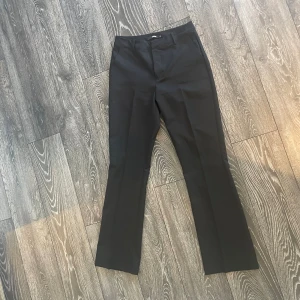 Kostymbyxor svarta - Svarta kostymbyxor i storlek 40 men passar lätt en 38/36, säljer pga för små. Använd 2-3 gånger. Hela och rena. Jag står inte för frakt, skriv om ni är intresserade 