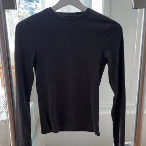 Tröja - snygg ribbad bas tröja från BikBok